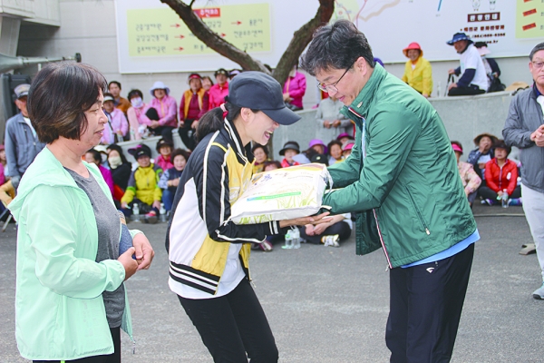 ▲해외이주여성 참가자들이 예천농협에서 협찬한 쌀을 선물받고 있다.